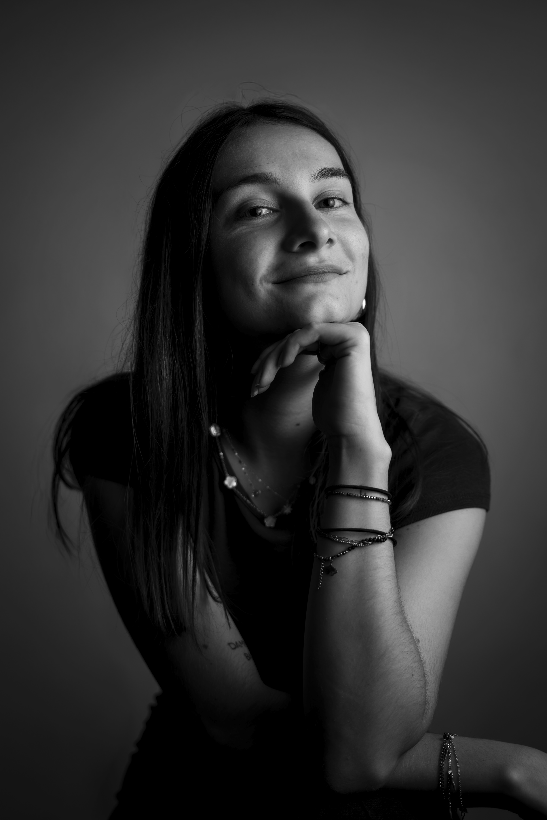 photographie d'une femme en studio grenoble